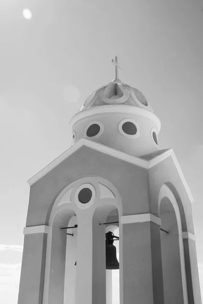 Campanario de una iglesia al atardecer, isla de Santorini, Grecia —  Fotos de Stock