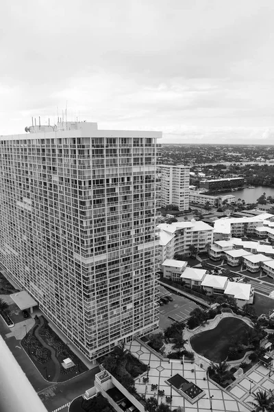 Edifícios residenciais e bairro em Fort Lauderdale, EUA — Fotografia de Stock