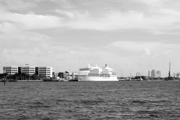 Luxe witte zee of Oceaan voering schip op stad harbo — Stockfoto