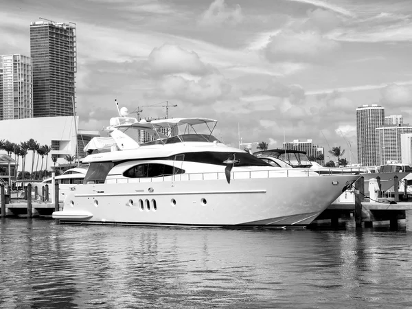 Centro de Miami a lo largo de la bahía de Biscayne, yate atracado en la bahía — Foto de Stock