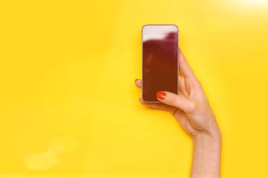 Mutlu Paskalya yumurtası. tatil bunny ve yumurta, Bahar çiçek artalanları iletişim ve teknoloji, kız dokunmatik cep veya el ile cep telefonu ekran kırmızı manikür sarı arka plan var. enterne dalga köpüğü,