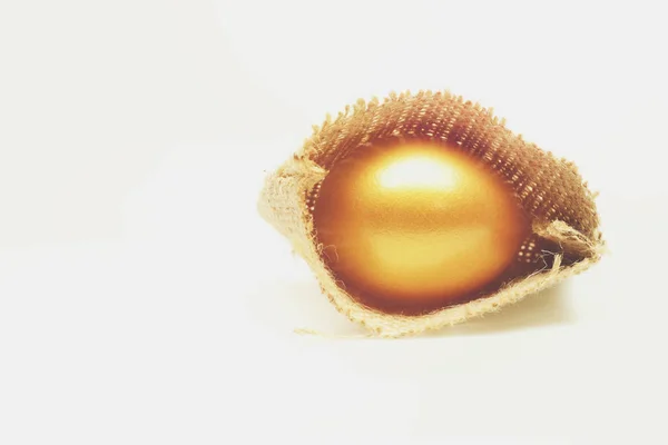 Telur tradisional dicat dengan warna emas dalam tas burlap — Stok Foto