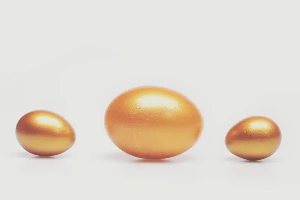 Telur tradisional dicat dengan warna emas — Stok Foto