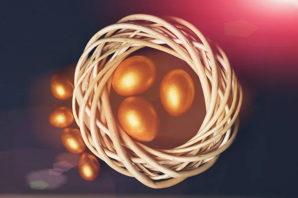 Традиційні яйця, пофарбовані в золотистий колір всередині плетеного дерев'яного вінка — стокове фото