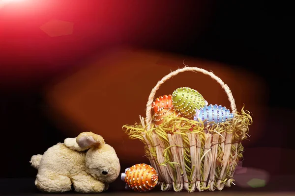 Jaja ozdobione jasnym kolorem nici i koraliki w koszyku — Zdjęcie stockowe