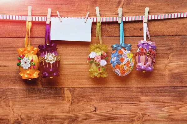 Huevos coloridos de Pascua decorados con hilo, cuentas, con hoja de papel — Foto de Stock