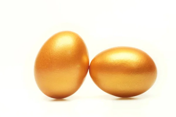 Ovos tradicionais pintados em cor dourada — Fotografia de Stock