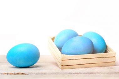 mavi renkli ahşap kutu olarak geleneksel Paskalya yumurta boyalı