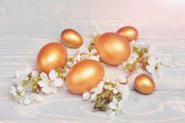 Paskalya yumurtası, kiraz ya da kayısı çiçeği.