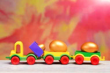 oyuncak araba kamyon üzerinde metalik kabuğundaki altın yumurta