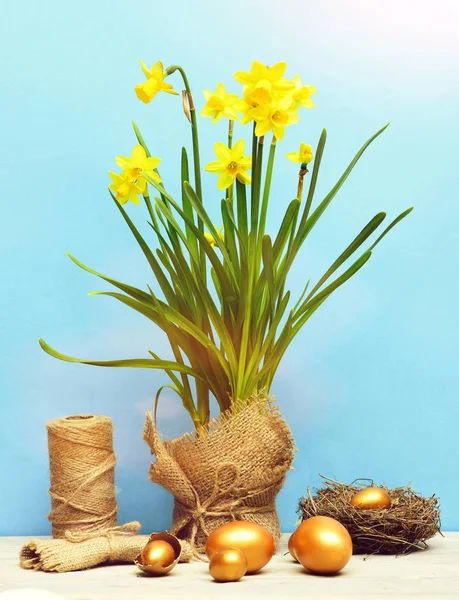 Primavera narciso amarelo, ovo de páscoa dourado e linha ou corda — Fotografia de Stock