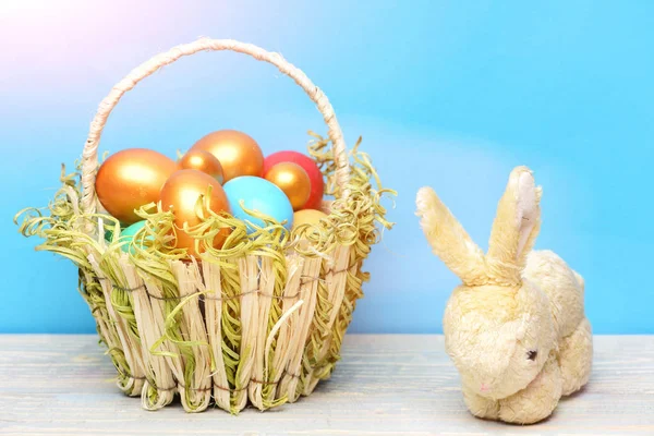 Królik, zając Zabawka, wiosenne Święta Wielkanocne, kolorowe jajka w koszyku — Zdjęcie stockowe