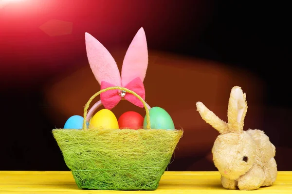 Zabawka króliczek na żółtym drewnianym stole przez Wielkanoc wystrój — Zdjęcie stockowe