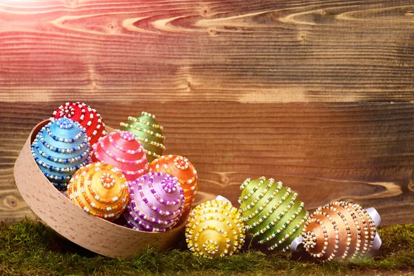 Пасха красочные яйца на зеленый мох украшены ниткой, бусы — стоковое фото