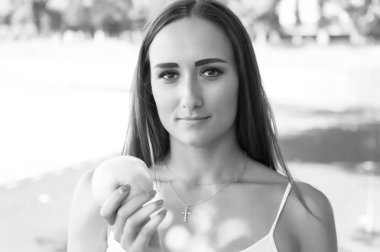 Kadın tutun yeşil elma.