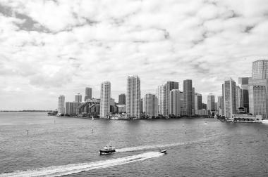Miami gökdelenler mavi bulutlu gökyüzü, tekne yelken, havadan görünümü