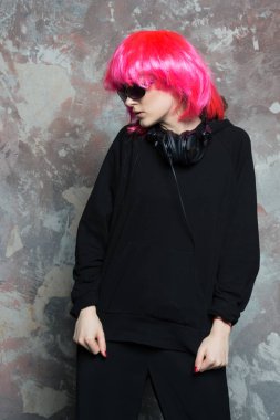 Pembe peruk saç giymek siyah elbiseli kadın