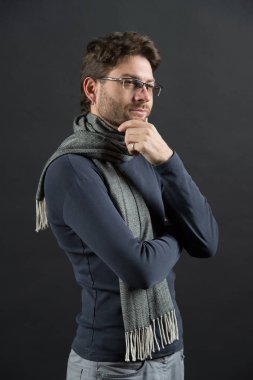 İş adamı düşünüyorum sakallı yüzündeki bardaklarda