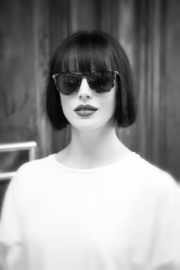 Modaya uygun gözlüklü ve gömlekli kız..