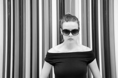 Renkli arka planda güzel bir kadın yüzü.