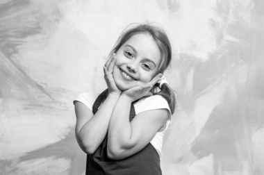 Renkli arka plan üzerinde küçük kız.