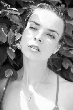 Genç bayan, yeşil yaz parkının arka planında yeşil yapraklar. Güzel kız. taze yaz konsepti