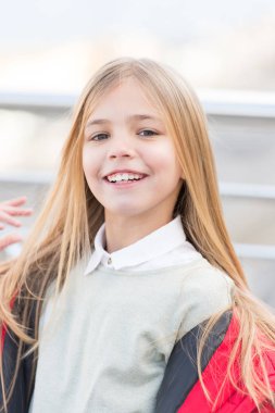 Sarı uzun saçlı bir gülücük ver açık