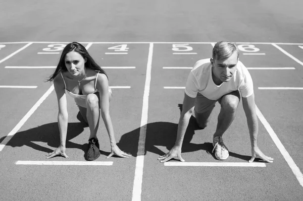 Sport couple começa competição correndo na pista de arena — Fotografia de Stock