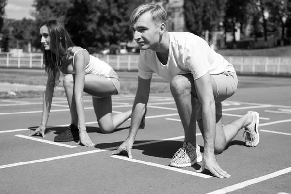 Προπόνηση και την υγεία, ο αθλητισμός ζευγάρι έναρξη ανταγωνισμού τρέξιμο — Φωτογραφία Αρχείου