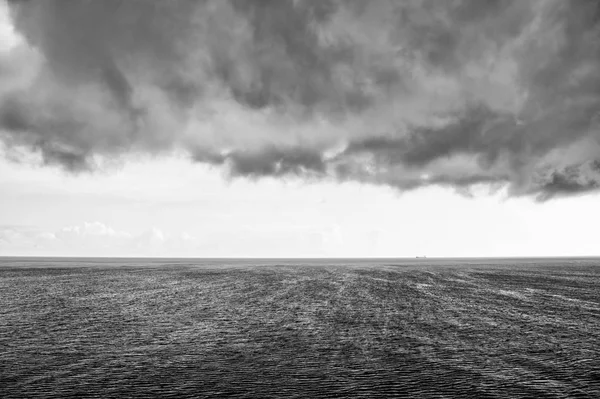 Природний морський пейзаж з хмарним небом — стокове фото