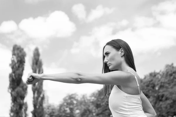 Kvinna som stansning på träna soliga utomhus — Stockfoto