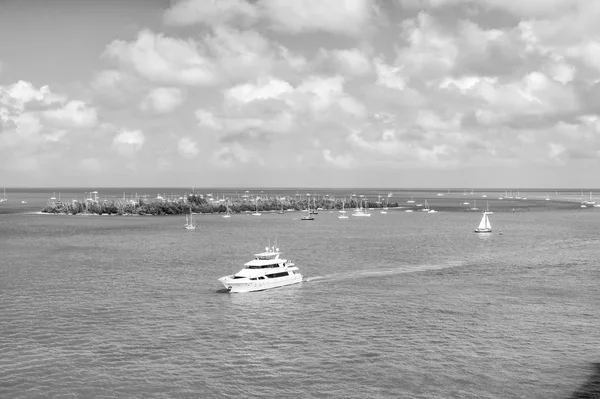 Yacht turistici galleggianti da isola verde a Key West, Florida — Foto Stock