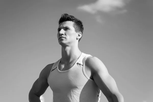 Atleta en camiseta verde en día soleado — Foto de Stock