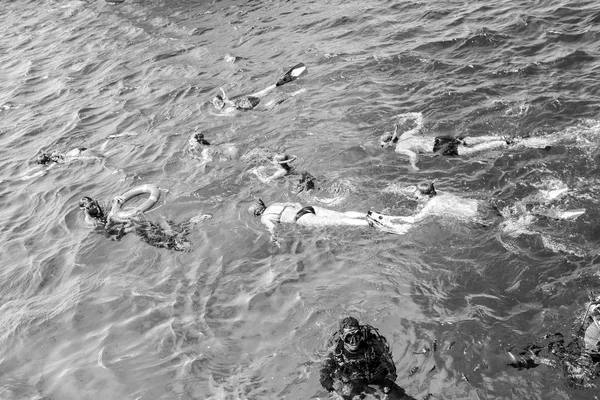Gruppo di persone che nuotano sott'acqua a Hurghada, Egitto — Foto Stock