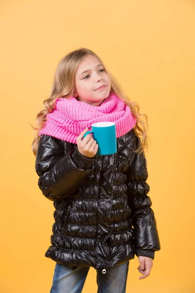 Çocuk tutun kupa siyah ceket ve pembe eşarp — Stok fotoğraf