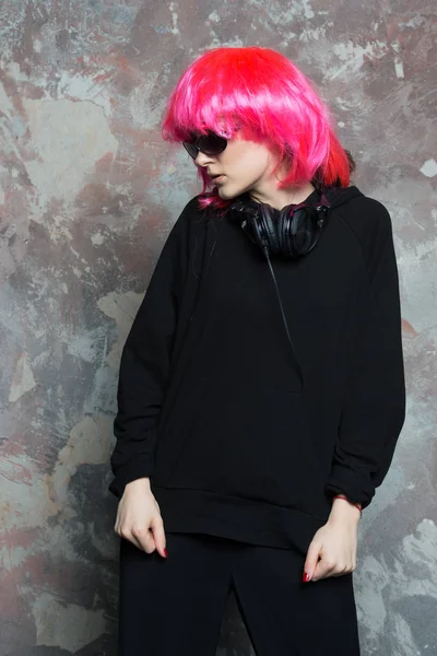 Pembe peruk saç giymek siyah elbiseli kadın