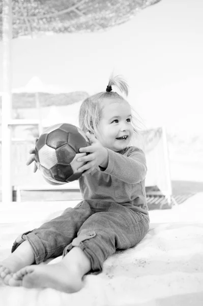 Niño pequeño con cara feliz soleado verano con bola —  Fotos de Stock