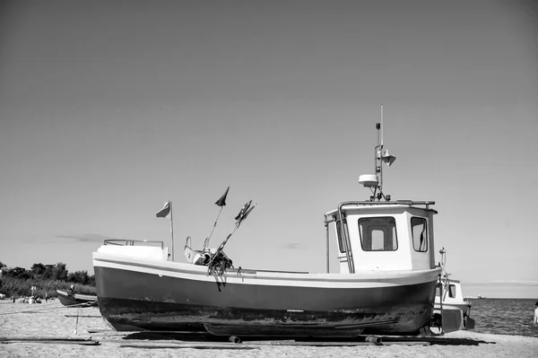 Αλιευτικό σκάφος στην παραλία της Βαλτικής — Φωτογραφία Αρχείου