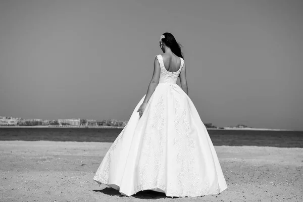 Meisje in jurk op blauwe hemel op zee. — Stockfoto