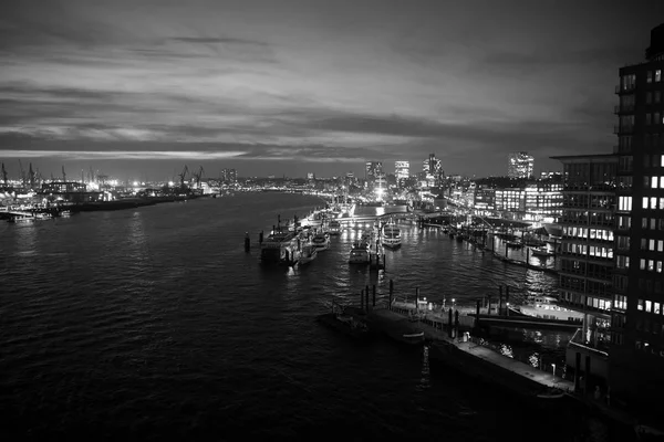 Porto marittimo con navi e gru ad Amburgo, Germania — Foto Stock