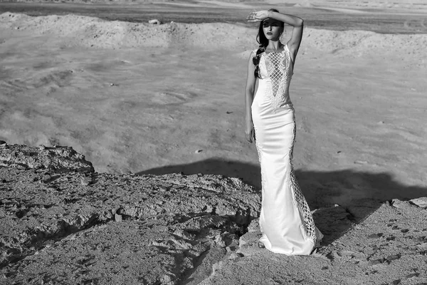 Abito da sposa su sposa o donna nel deserto soleggiato — Foto Stock