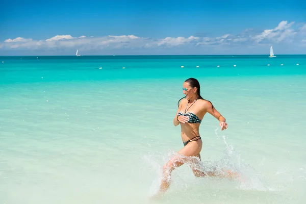 Sexy mujer ejecutar en agua de mar en antigua — Foto de Stock