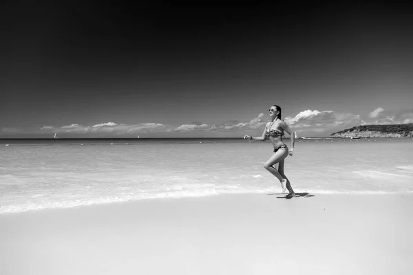 女性でセクシー水着でビーチ上で実行 — ストック写真