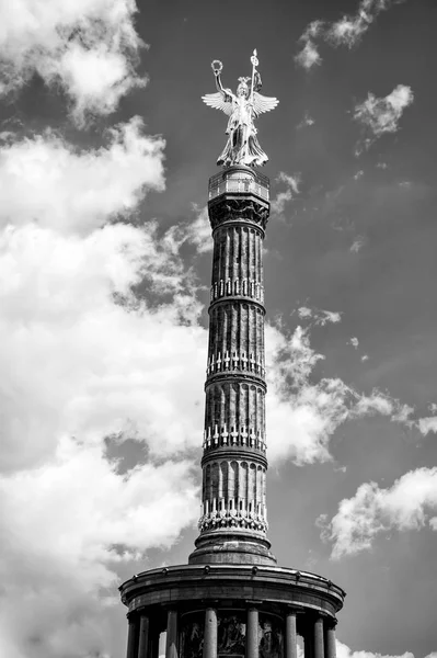 ベルリンのティーアガルテンの戦勝記念塔 — ストック写真