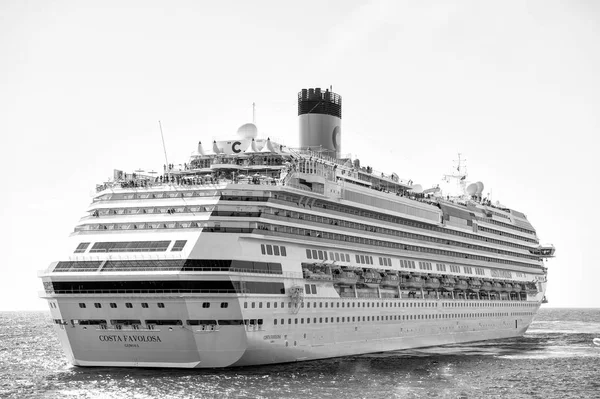 Grote luxe cruise schip voering op zee — Stockfoto