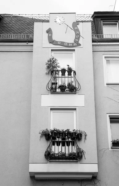 Homlokzati ablakok, erkély és dekoráció a Ber épület — Stock Fotó