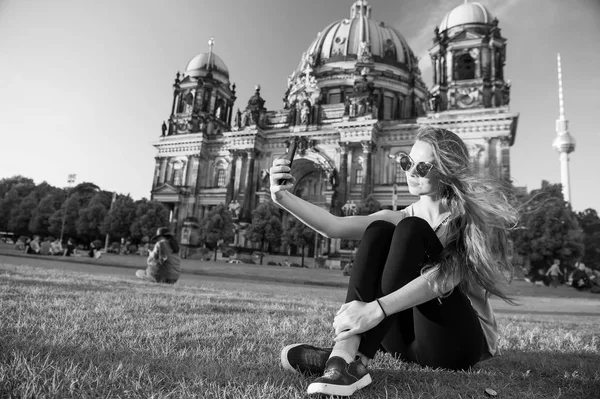 Bonita vigilia sentada frente a la catedral de Berlín haciendo selfie — Foto de Stock
