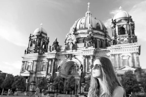 Pretty gil sitting in front of Berlin Cathedral wearing sungluss — Stock Photo, Image