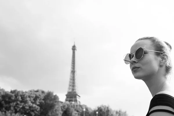 Lány nézi Eiffel torony Párizsban, Franciaország — Stock Fotó