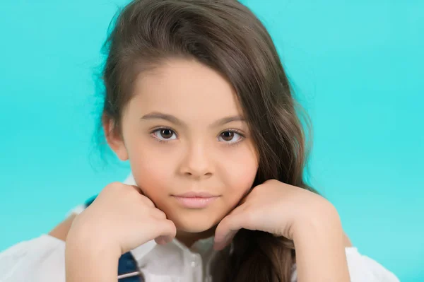 Kind mit entzückendem Gesicht auf blauem Hintergrund — Stockfoto